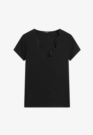 Sort T-shirt med korte ærmer og V-hals med blondekant indeni kraven, lagt fladt på en hvid baggrund.