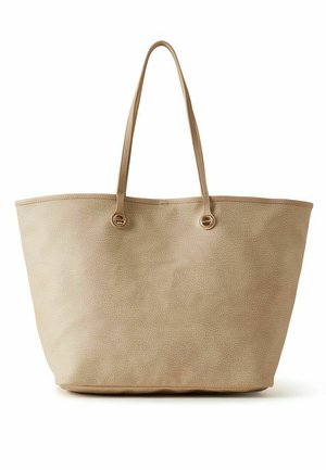 Sac cabas beige texturé avec deux longues anses et des attaches métalliques circulaires sur fond blanc.