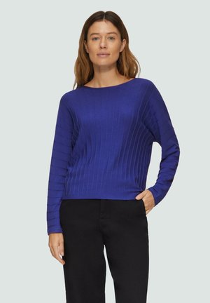 Blauer gerippter Strickpullover mit langen Ärmeln, rundem Halsausschnitt und lässiger Passform. Kombination mit schwarzen Hosen für einen lässigen Look.