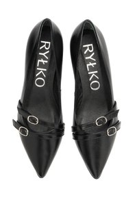 Zapatos planos de mujer negros con puntera afilada y doble hebilla en la parte delantera, con el logo "RYŁKO" en el interior de cada zapato.