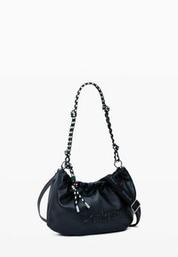 Must mustrakk nahkakott kogutud ülaosaga, punutud rihmaga ja hõbedaste detailidega. Omab tekstuurset pinda ja tõstetud "Desigual" logo.