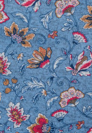 Blauwe stof met een bloempatroon van rode, oranje en witte bloemen, aangevuld met groene bladeren en draaiende details.