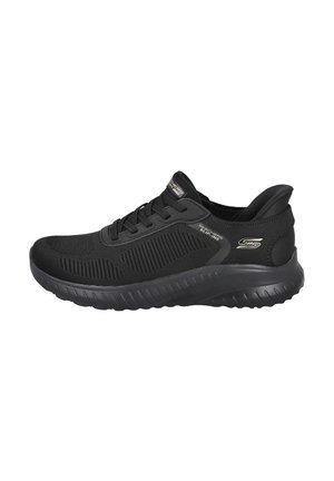 Zapatillas deportivas negras con parte superior texturizada, que presentan un diseño de cordones y una suela acolchada. Detalle del logo en el lateral.
