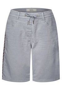 Shorts gris clair avec taille à cordon, dotés de poches latérales et d'une accentuation à motifs sur le côté. Tissu lisse, coupe décontractée.