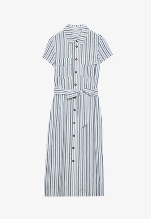 Abito camicia a righe in bianco e navy con maniche corte, chiusura frontale a bottoni, due tasche sul petto e una cintura dello stesso tessuto in vita.