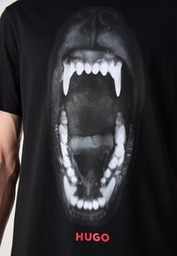 HUGO DAYAKING - T-shirt med print - black