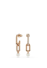 Örhängen i roséguld med länkdesign, prydda med klara kristaller och avslutade med pärlprydnader i botten.