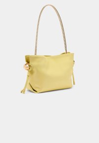 Sac à main en synthétique jaune avec une anse en chaîne, détail de logo et cordons de tirage sur les côtés. Texture lisse, design minimaliste et sans motifs visibles.