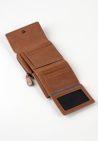 Portafoglio in pelle marrone con chiusura a scatto, multiple fessure per carte, un compartimento con zip e una finestra trasparente per l'ID. Tessuto liscio.