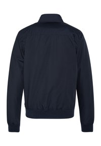 Casaco bomber azul marinho com punhos e bainha elásticos, apresentando um corte reto, textura suave e um colarinho clássico sem hardware visível.