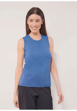 Mouwloze blauwe gebreide top met een ronde halslijn, gekenmerkt door een gladde textuur en een geribbelde zoom, gecombineerd met zwarte pantalon.