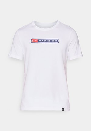 Hvid bomulds t-shirt med et marineblåt rektangulært grafisk design, der har "NIKE" og "PARIS SC" i rød og hvid skrift på fronten.