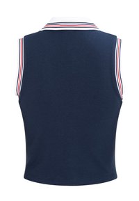 Marineblauwe mouwloze polo met een witte kraag en rood-witte gestreepte accenten op de schouders. Zacht materiaal en getailleerd ontwerp.
