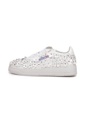 Sneakers bianchi decorati con applicazioni floreali 3D e borchie argentate, caratterizzati da una tomaia testurizzata, lacci piatti e una suola in gomma spessa.