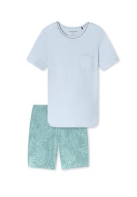 Camiseta de algodón orgánico azul claro con un bolsillo en el pecho y cuello redondo, combinada con pantalones cortos verdes menta con un patrón de hojas.