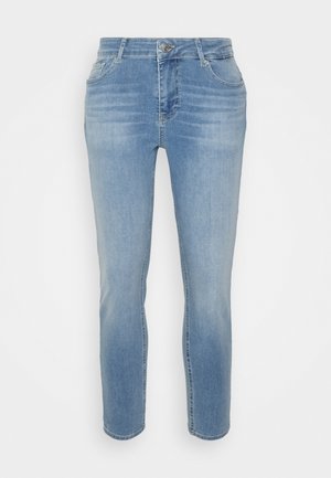 Jeans de denim azul claro com um ajuste slim, cinco bolsos, fecho de zip e botão, e um acabamento ligeiramente desbotado. Design de perna reta.