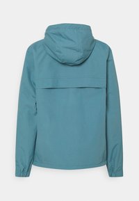 Turfgewicht lichtgewicht jack met een capuchon, met elastische manchetten, een rug yoke-ontwerp en een gladde, glanzende stoftextuur.