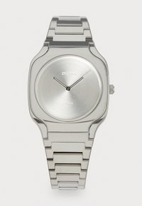 Montre en acier inoxydable argenté avec un boîtier en forme de carré arrondi, un cadran argenté brossé, des aiguilles minimalistes et un bracelet à maillons.