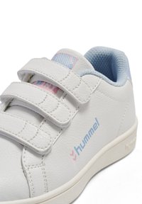 Biała skórzana tenisówka z dwoma paskami na rzep, jasnoniebieskimi akcentami, teksturowaną powierzchnią oraz różowym logo z boku.