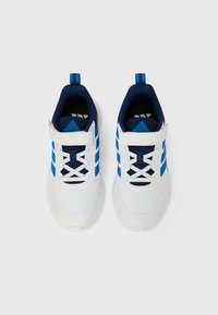 Pantofi sport albi cu accente albastre, având partea superioară din plasă, închidere cu șireturi, o curea cu velcro și tălpi texturate pentru aderență.