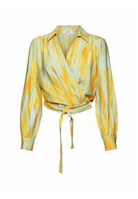 Blouse portefeuille bleu pastel avec des stries jaunes, manches longues, ceinture à nouer à la taille et tissu texturé pour plus de dimension.