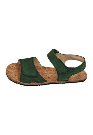Grüne Wildleder-Sandale mit offenen Zehen, Kork-Fußbett, verstellbarem Klettverschluss über den Zehen und um den Knöchel, schwarze strukturierte Sohle.