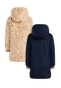 Zwei Kinderjacken: eine beigen Kunstfelljacke mit Tiermuster, die andere in marineblau, gesteppt mit geprägten Mustern. Beide verfügen über Kapuzen und gerippte Bündchen.