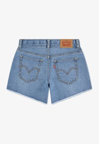 Τζιν σορτς σε ανοιχτό μπλε χρώμα με ξεφτισμένο τελείωμα. Διαθέτει δύο πίσω τσέπες με διακοσμητικό ράψιμο και καφέ δερμάτινο λογότυπο στη μέση.