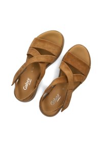 Bruine suède sandalen met kruislings kruisbanden, gevoerde binnenzool, platte rubberen zool en Gabor-merk op de binnenzool.
