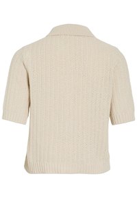 Sweter z krótkim rękawem, dzianinowy, w jasnym beżu, z teksturowanym wzorem, ściągaczem na dole i kołnierzu. Materiał wydaje się być miękki i przewiewny.