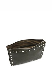 Clutch rettangolare in pelle verde oliva con borchie in argento lungo il bordo, chiusura con zip e un interno liscio e texture.