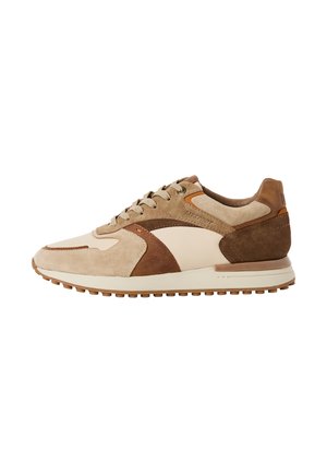 Beige und braune Wildledersneaker mit einem Design aus verschiedenen Materialien. Merkmale sind eine weiche Textur, Schnürverschluss vorne und eine profilierte Gummisohle.