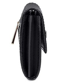 Portafoglio in pelle nera con esterno texture, forma rettangolare e un compartimento con zip e chiusura in metallo dorato.