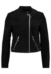 Svart mockajacka med en åtsittande design, upprätt krage, diagonala dragkedjor och ribbade axelaccenter. Har en kortad längd och texturerad yta.