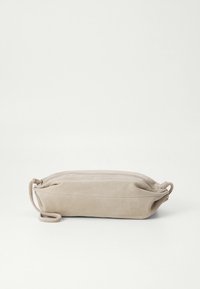 Beige mockaklutch med rektangulär form, plan botten och dragkedjestängning. Har en kort handledsrem för att bäras.