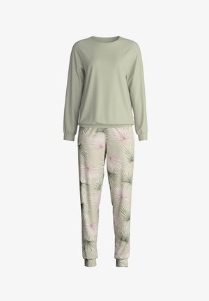 Top verde a maniche lunghe abbinato a pantaloni beige con motivo a foglie rosa e verdi. Il tessuto sembra morbido con polsini e caviglie a coste.