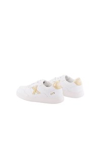 Zapatillas blancas con un acabado de cuero suave, que presentan un acento dorado en el costado y en el talón, y una suela de goma blanca. Diseño con cordones.