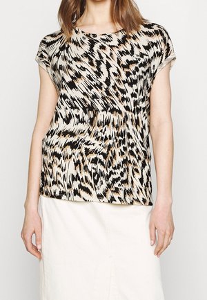Krótki rękaw bluzki z lekkiego materiału, z czarnym, brązowym i kremowym abstrakcyjnym wzorem, w luźnym kroju i okrągłym dekoltem.