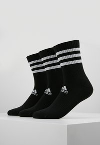  Schwarze Crew-Socken mit drei weißen Streifen oben und dem Adidas-Logo an der Seite, ausgestattet mit einem gerippten Textur für Komfort und Unterstützung.