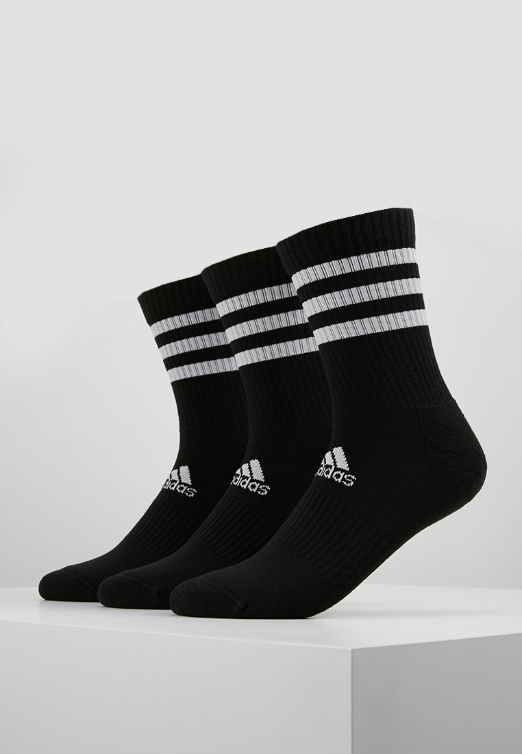 Schwarze Crew-Socken mit drei weißen Streifen oben und dem Adidas-Logo an der Seite, ausgestattet mit einem gerippten Textur für Komfort und Unterstützung.