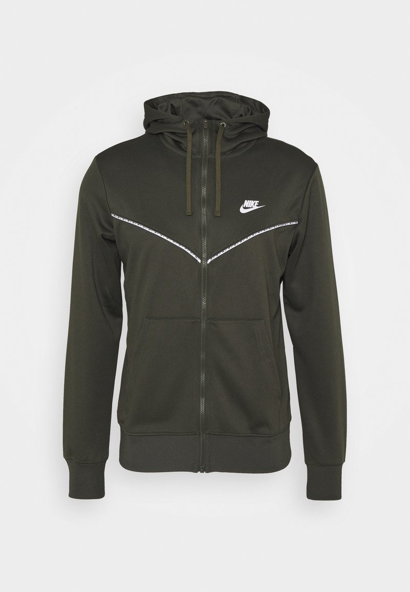Felpa con zip verde scuro realizzata in materiale morbido. Presenta una tasca anteriore, un cappuccio regolabile con cordino e un logo Nike bianco sul petto.