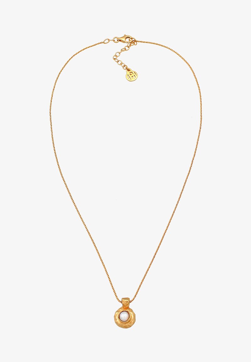 Guldtonad halsband med en fin kedja, som har en strukturerad cirkulär berlock som inkapslar en liten vit pärla i mitten.