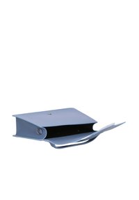 Portafoglio in pelle blu chiaro, con texture, dal design piatto, chiusura a scatto e un compartimento interno. Aperto per rivelare una fodera nera.