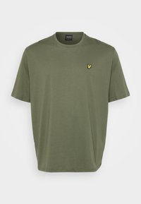 Tricou scurt cu mâneci din verde măsliniu, cu o croială lejeră, realizat dintr-un material moale, având un mic logo brodat galben pe partea stângă a pieptului.
