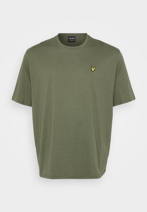 Alyvinės žalios spalvos trumpomis rankovėmis marškinėliai, laisvo kirpimo, pagaminti iš minkštos medžiagos, su mažu geltonu siuvinėtu logotipu kairėje krūtinės pusėje.