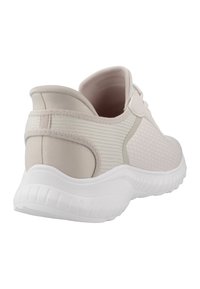 Baskets de sport rose clair avec un dessus texturé, doublure douce et semelle blanche rembourrée ; elles présentent un contre-patte arrière lisse et des accents élastiques.