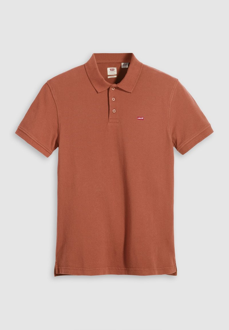 Polo à manches courtes de couleur rouille avec trois boutons et un petit logo rouge Levi's sur la poitrine gauche.