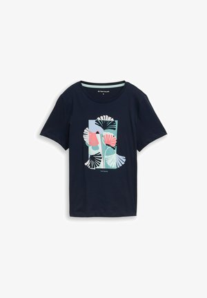 Tamsiai mėlyna trumpomis rankovėmis marškinėliai su apvaliu kaklu, priekyje su pastelinių gėlių grafika rožinės, baltos, juodos ir šviesiai mėlynos spalvų.