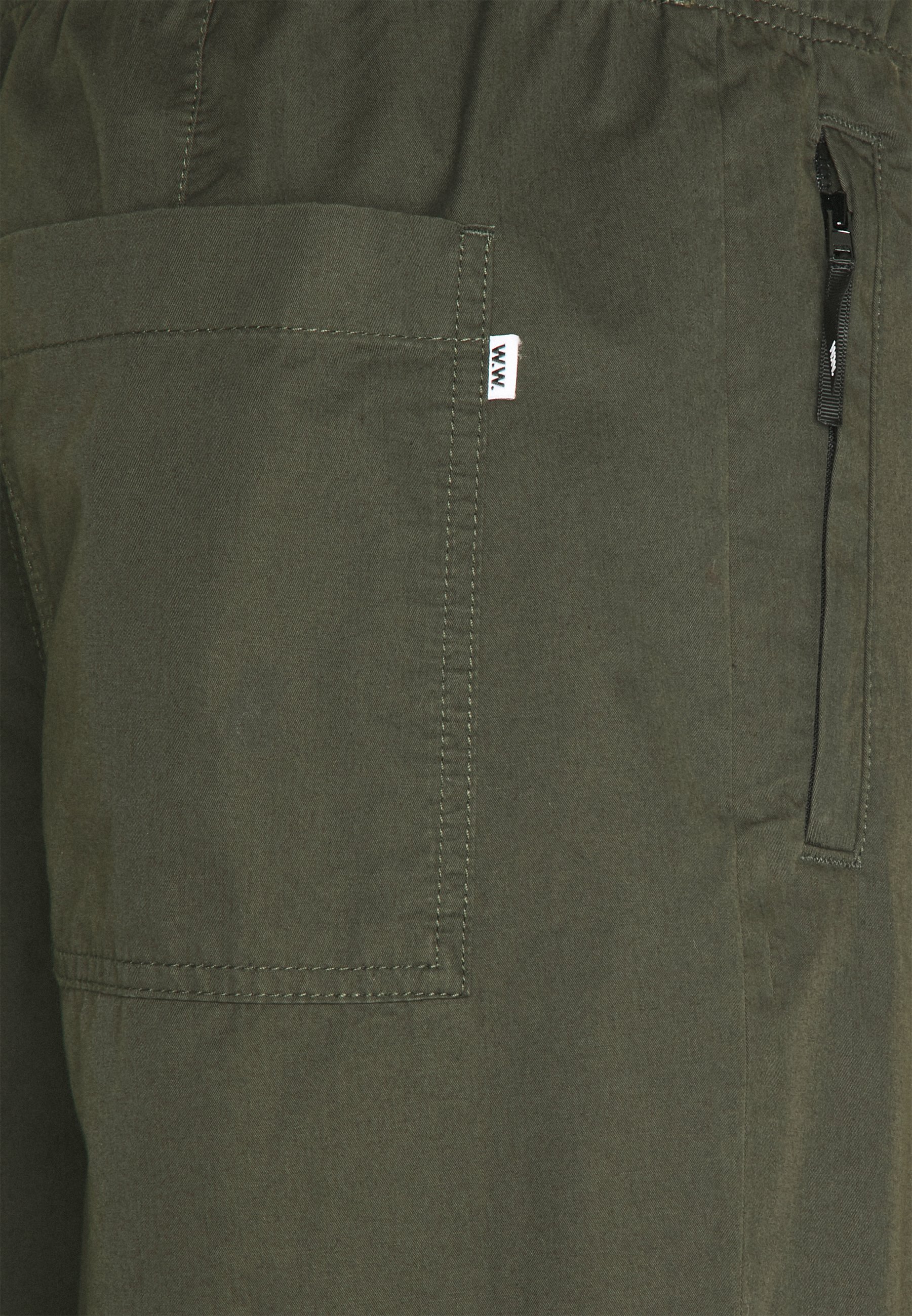 Wood Wood STANLEY TROUSERS Bukse dark army Zalando.no Wood Wood TIMOTHY Skjorte white Zalando.no