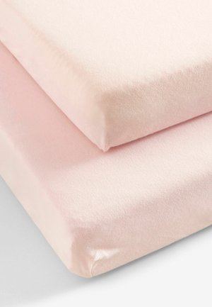 Weiche rosa Spannbettlaken ordentlich gestapelt, zeigen eine glatte Textur und elastische Ecken für einen sicheren Halt auf der Matratze.